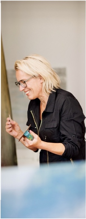 Anke Maria Zandman bei der künstlerischen Arbeit